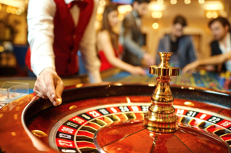 Exploring the Entertainment and Dining Options of Casinos